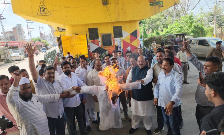 भाजपा नेताओं का पुतला दहन