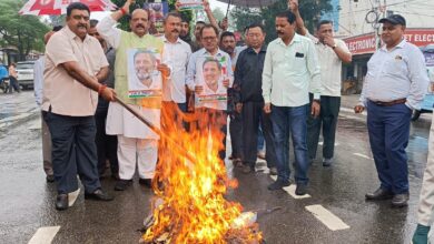 विधायक संजय गायकवाड के खिलाफ ऑल इंडियन कांग्रेस संगठन का प्रदर्शन, पुतला फूंका विधायक संजय गायकवाड के खिलाफ ऑल इंडियन कांग्रेस संगठन का प्रदर्शन, पुतला फूंका