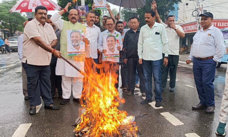 विधायक संजय गायकवाड के खिलाफ ऑल इंडियन कांग्रेस संगठन का प्रदर्शन, पुतला फूंका