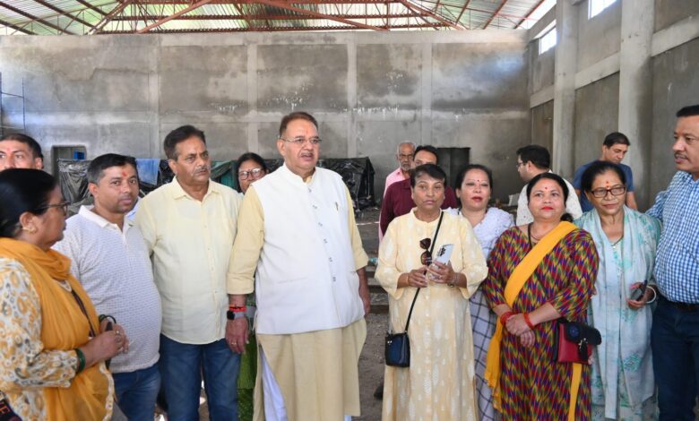 निर्माणाधीन सामुदायिक भवन का निरीक्षण