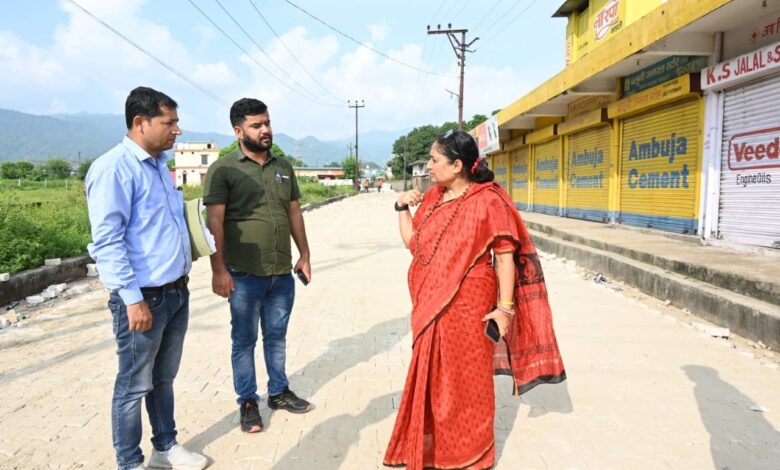 विधानसभा अध्यक्ष ने टाइल्स रोड का निरीक्षण कर गुणवंता की जांच करी विधानसभा अध्यक्ष ने टाइल्स रोड का निरीक्षण कर गुणवंता की जांच करी