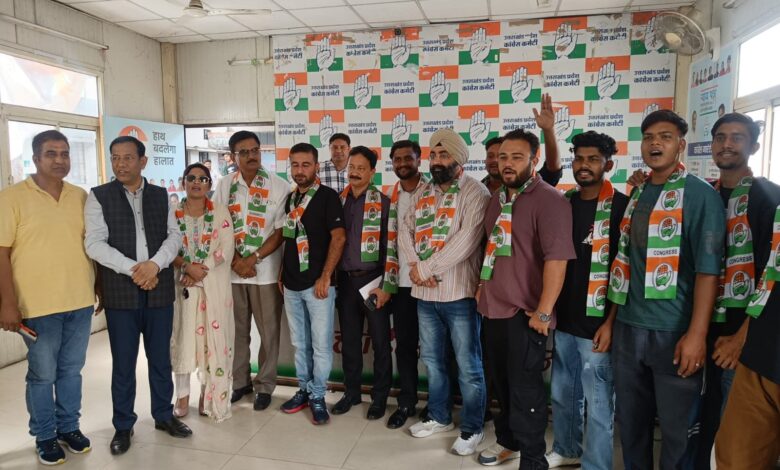 युवाओं ने ली कांग्रेस पार्टी की सदस्यता