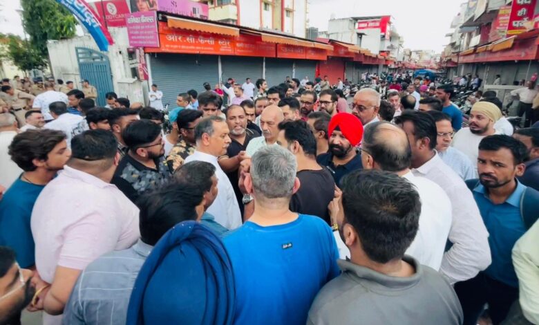 देहरादून मे हुआ जमकर बबाल, लगा जाम देहरादून मे हुआ जमकर बबाल, लगा जाम