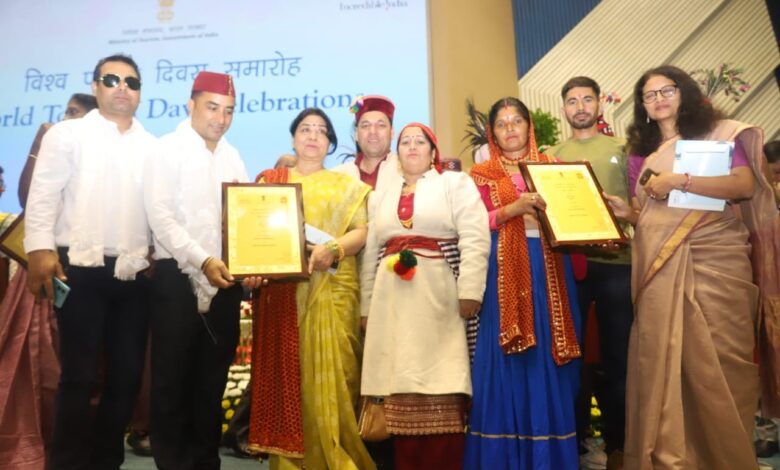 चयनित ग्रामों के प्रधानों ने प्राप्त किया पुरस्कार