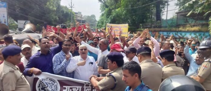 महासंघ ने नियमितीकरण की मांग को लेकर किया सचिवालय कूच महासंघ ने नियमितीकरण की मांग को लेकर किया सचिवालय कूच