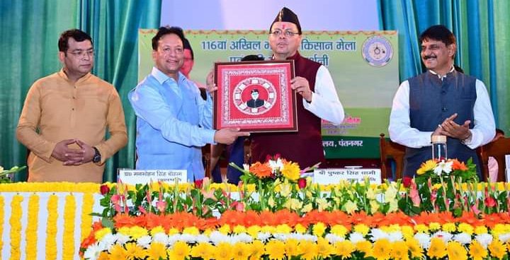 सीएम ने किया पुस्तक का विमोचन सीएम ने किया पुस्तक का विमोचन