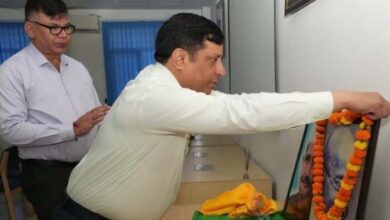 महानिदेशक सूचना ने राष्ट्रपिता एवं पूर्व प्रधानमंत्री के चित्र पर किए श्रद्धा सुमन अर्पित