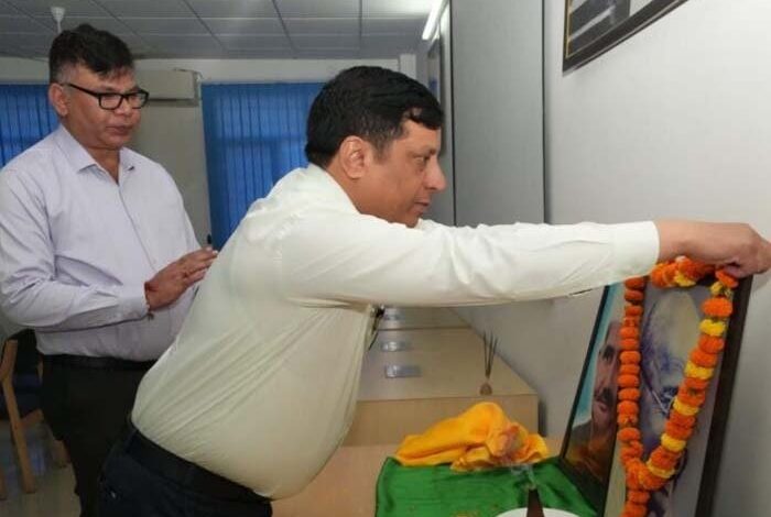 महानिदेशक सूचना ने राष्ट्रपिता एवं पूर्व प्रधानमंत्री के चित्र पर किए श्रद्धा सुमन अर्पित