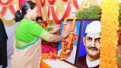 मुख्य सचिव ने गांधी व शास्त्री के चित्रों पर माल्यार्पण करते हुए भावपूर्ण स्मरण किया