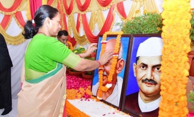 मुख्य सचिव ने गांधी व शास्त्री के चित्रों पर माल्यार्पण करते हुए भावपूर्ण स्मरण किया मुख्य सचिव ने गांधी व शास्त्री के चित्रों पर माल्यार्पण करते हुए भावपूर्ण स्मरण किया