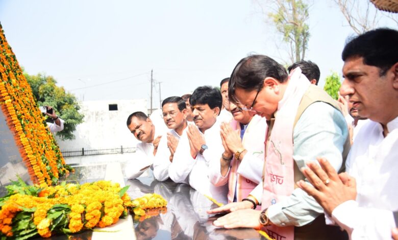 मुख्यमंत्री ने शहीद स्थल रामपुर तिराहा में दी शहीदों को दी श्रद्धांजलि। मुख्यमंत्री ने शहीद स्थल रामपुर तिराहा में दी शहीदों को दी श्रद्धांजलि।