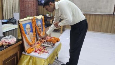 जिलाधिकारी ने किये महात्मा गांधी एवं लाल बहादुर शास्त्री के चित्रों पर पुष्प अर्पित जिलाधिकारी ने किये महात्मा गांधी एवं लाल बहादुर शास्त्री के चित्रों पर पुष्प अर्पित