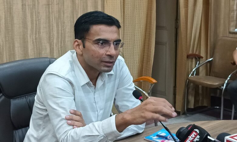 भिक्षावृत्ति पर लगाम लगाना बेहद आवश्यक : डीएम भिक्षावृत्ति पर लगाम लगाना बेहद आवश्यक : डीएम