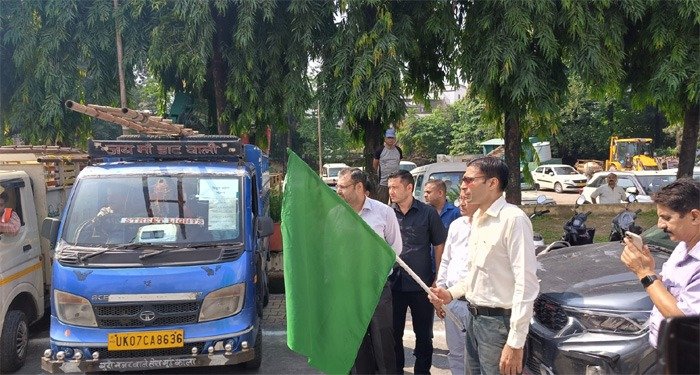 काम मे लापरवाही बरतने पर होगी कार्यवाही : डीएम