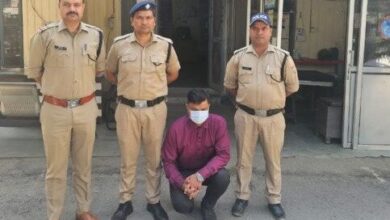 प्रोफेसर को किया छेडछाड के आरोप में गिरफ्तार प्रोफेसर को किया छेडछाड के आरोप में गिरफ्तार