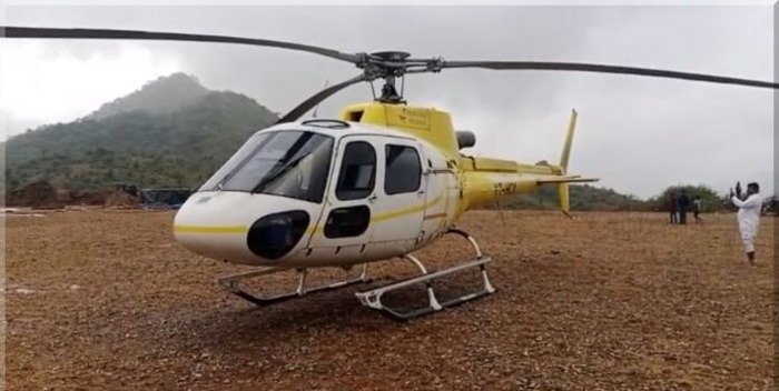 खराब मौसम के बीच हेलिकॉप्टर की हुई खेत में इमरजेंसी लैडिंग खराब मौसम के बीच हेलिकॉप्टर की हुई खेत में इमरजेंसी लैडिंग