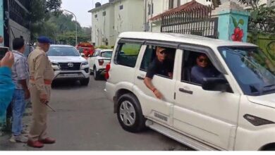 कार की गलत पार्किंग ने रोक दिया मुख्यमंत्री का काफिला