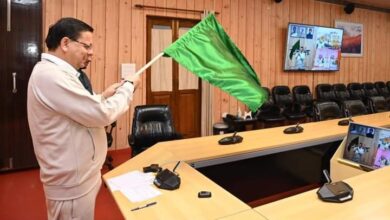 सीएम धामी ने लालकुआं-बांद्रा सुपरफास्ट ट्रेन को हरी झंडी दिखा किया रवाना