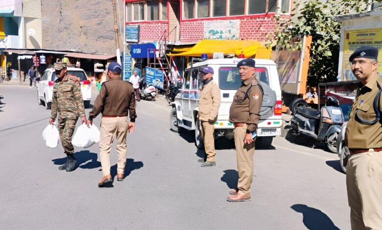 शान्ति व्यवस्था बनाए रखने के लिए पुलिस मुस्तैद शान्ति व्यवस्था बनाए रखने के लिए पुलिस मुस्तैद