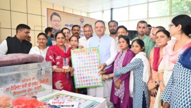 मिले उपहार : बच्चों के चेहरे पर खिली मुस्कान मिले उपहार : बच्चों के चेहरे पर खिली मुस्कान