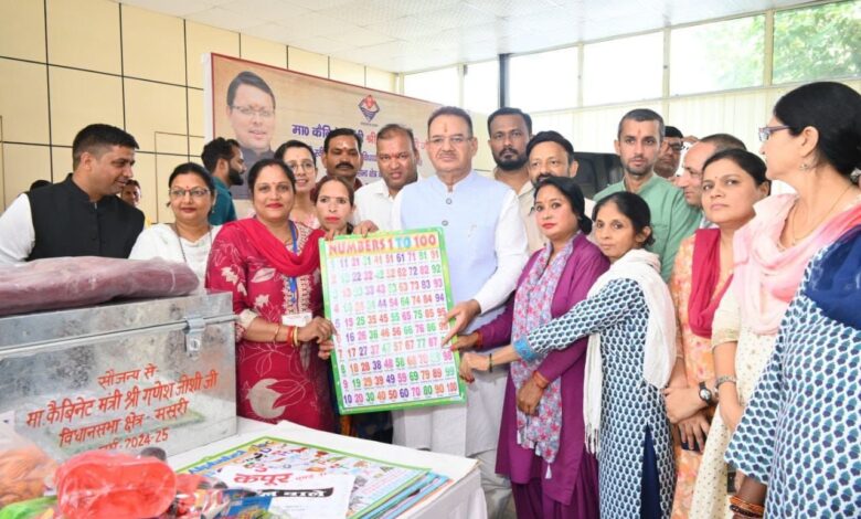 मिले उपहार : बच्चों के चेहरे पर खिली मुस्कान