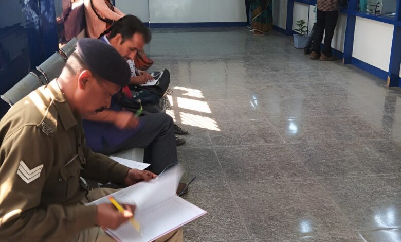 चमोली पुलिस ने चलाया बैकों में चेकिंग अभियान