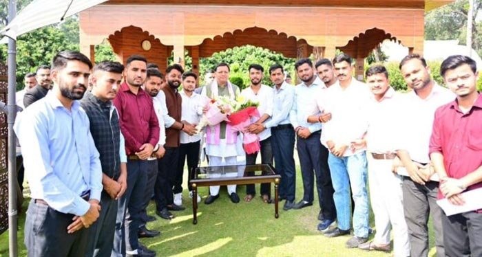 सीएम के आश्वासन के बाद छात्रसंघ चुनाव के लिए चल रहा धरना स्थगित सीएम के आश्वासन के बाद छात्रसंघ चुनाव के लिए चल रहा धरना स्थगित