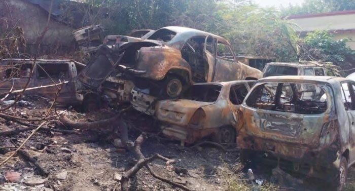 दीपावली की रात कोतवाली में खडी आठ कारों में लगी आग दीपावली की रात कोतवाली में खडी आठ कारों में लगी आग