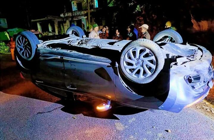 पहाड़ से टकराकर पलट गई कार पहाड़ से टकराकर पलट गई कार