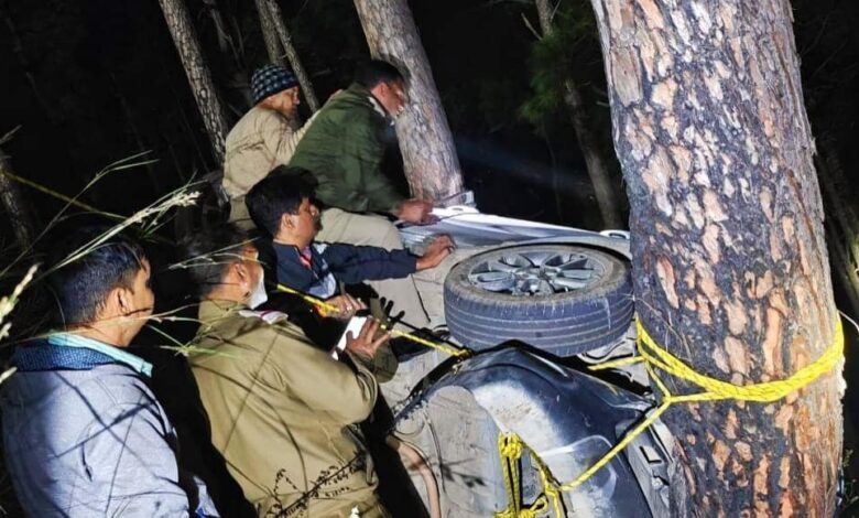 रानीखेत से कौसानी जा रही कार खाई मे गिरी, कई घायल, एक की मौत रानीखेत से कौसानी जा रही कार खाई मे गिरी, कई घायल, एक की मौत