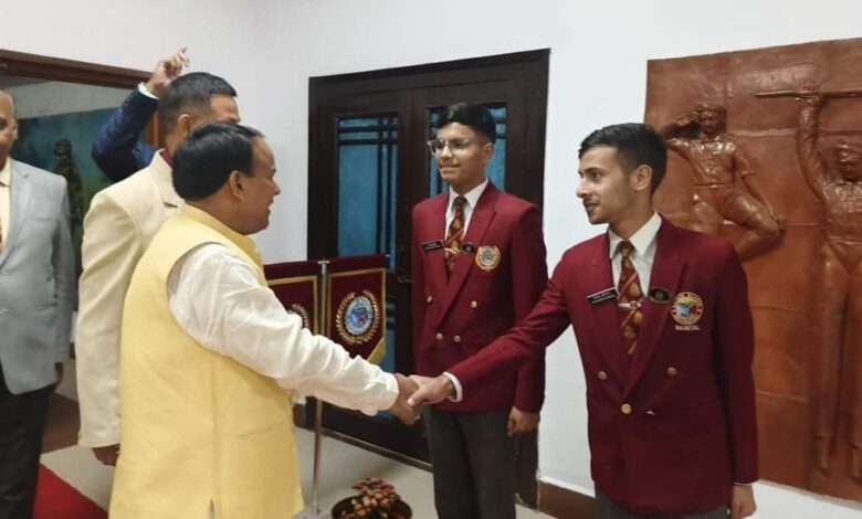 शिक्षा मंत्री डॉ० रावत ने सैनिक स्कूल घोड़ाखाल का भ्रमण कर छात्रों से मिले। शिक्षा मंत्री डॉ० रावत ने सैनिक स्कूल घोड़ाखाल का भ्रमण कर छात्रों से मिले।