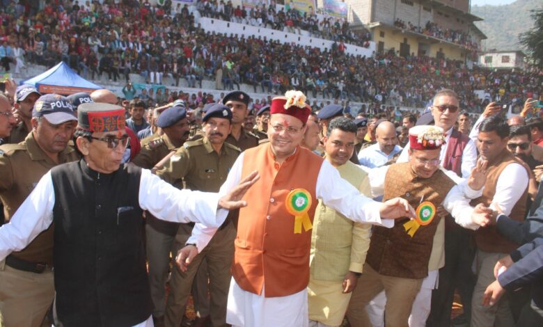 मुख्यमंत्री ने मेले में जुटे ग्रामीणों के साथ पारंपरिक लोक नृत्य में भी थिरके मुख्यमंत्री ने मेले में जुटे ग्रामीणों के साथ पारंपरिक लोक नृत्य में भी थिरके