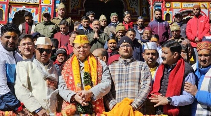 मुख्यमंत्री पहुंचे बदरीनाथ, किये बाबा के दर्शन