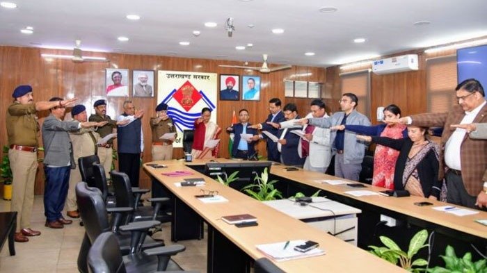 मुख्य सचिव ने अधिकारियों को दिलायी संविधान की शपथ