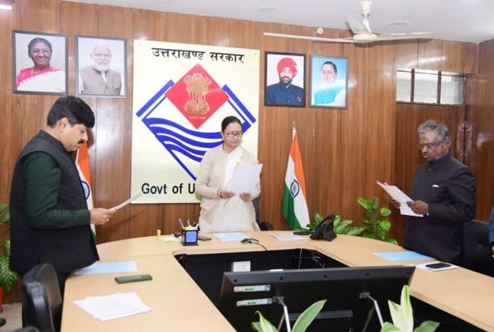 सीएस ने दिलायी यूईआरसी अध्यक्ष को शपथ सीएस ने दिलायी यूईआरसी अध्यक्ष को शपथ