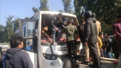 बारात की बस डिवाइडर से टकरायी, 12 घायल