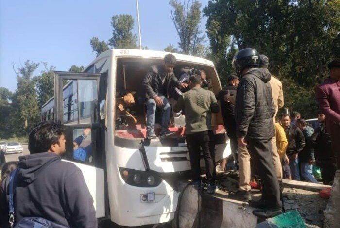 बारात की बस डिवाइडर से टकरायी, 12 घायल बारात की बस डिवाइडर से टकरायी, 12 घायल