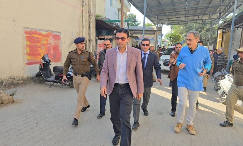 बिना अनुमति के अवकाश पर रहने पर चिकित्सालय के सीएमएस  को प्रतिकूल प्रविष्टि