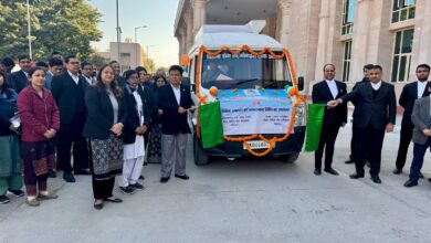 जिला न्यायाधीश ने हरी झंडी दिखाकर रवाना की मोबाइल वैन