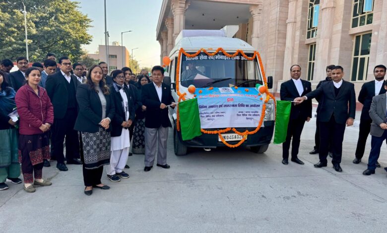 जिला न्यायाधीश ने हरी झंडी दिखाकर रवाना की मोबाइल वैन