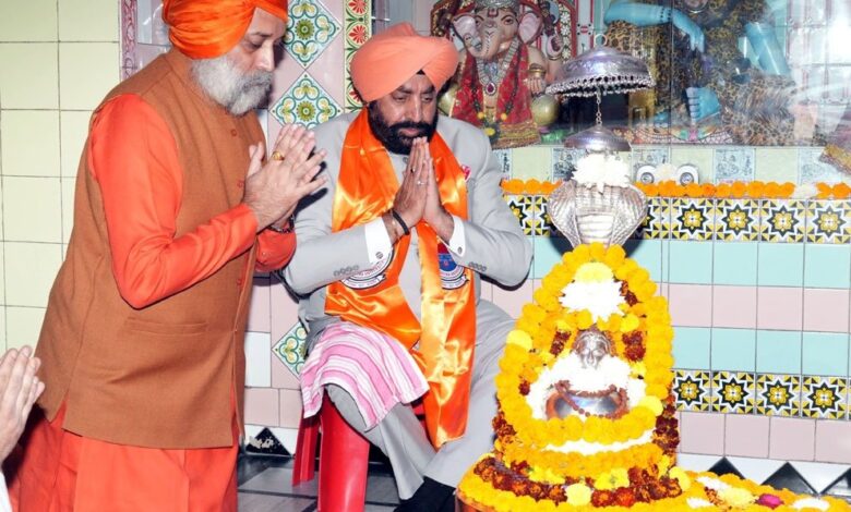 राज्यपाल ने की सर्वेश्वर महादेव मंदिर में पूजा-अर्चना राज्यपाल ने की सर्वेश्वर महादेव मंदिर में पूजा-अर्चना
