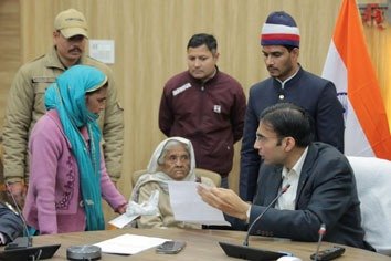 जिलाधिकारी की अध्यक्षता में जनसुनवाई कार्यक्रम का आयोजन जिलाधिकारी की अध्यक्षता में जनसुनवाई कार्यक्रम का आयोजन