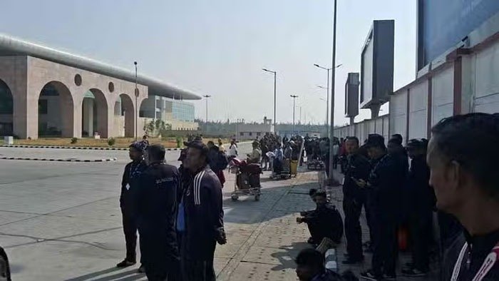 देहरादून एयरपोर्ट को बम से उड़ाने की धमकी, टर्मिनल खाली कराया, यात्रियों को बैरियर के पास ही रोका