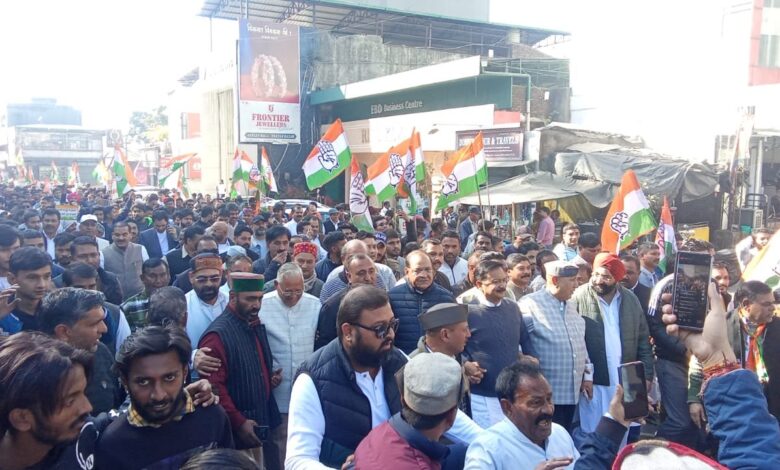 कांग्रेस का राजभवन कूच, प्रदेश अध्यक्ष बेहोश