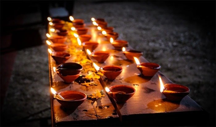 सोमवती अमवस्या के दिन पितरों को प्रसन्न करने के लिए इन 5 जगहों पर जलाएं दीपक