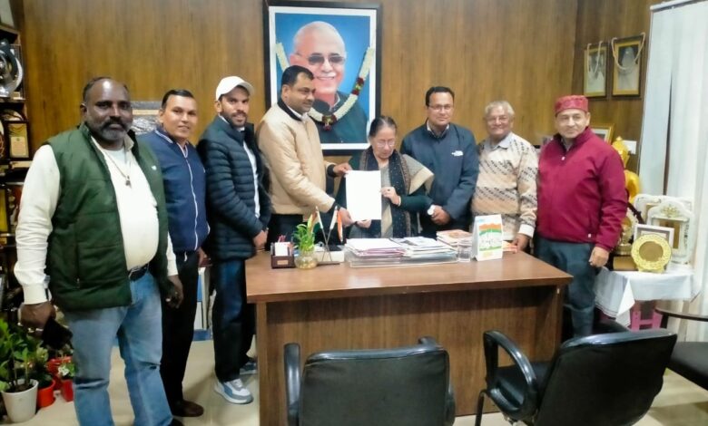 15 वार्डों से पार्षद पद के टिकट के लिए सौ से अधिक आवेदन 15 वार्डों से पार्षद पद के टिकट के लिए सौ से अधिक आवेदन