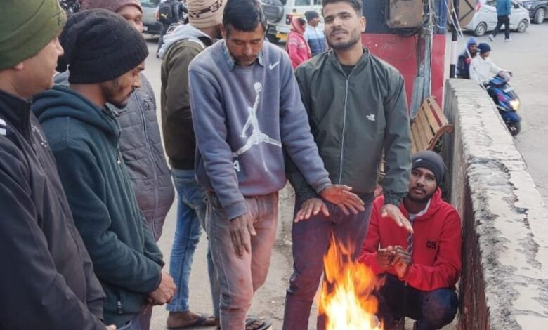 जिलाधिकारी गढ़वाल ने अलाव की व्यवस्था के साथ-साथ जरूरतमंद लोगों को कंबल वितरण करने के दिए निर्देश