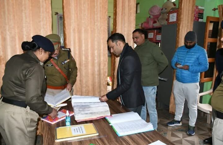 थाने का औचक निरीक्षण थाने का औचक निरीक्षण