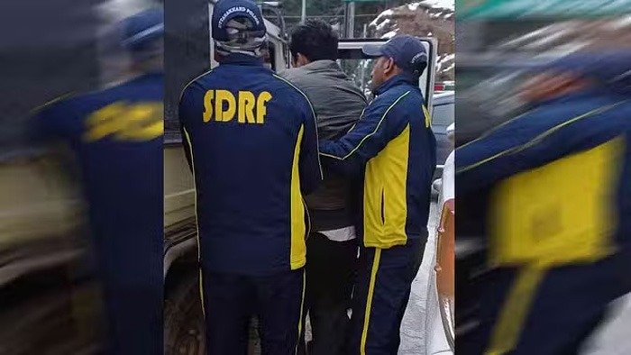 दर्दनाक हादसा:  तेज रफ्तार कार पैरापिट तोड़ खाई में गिरी, एक की मौत