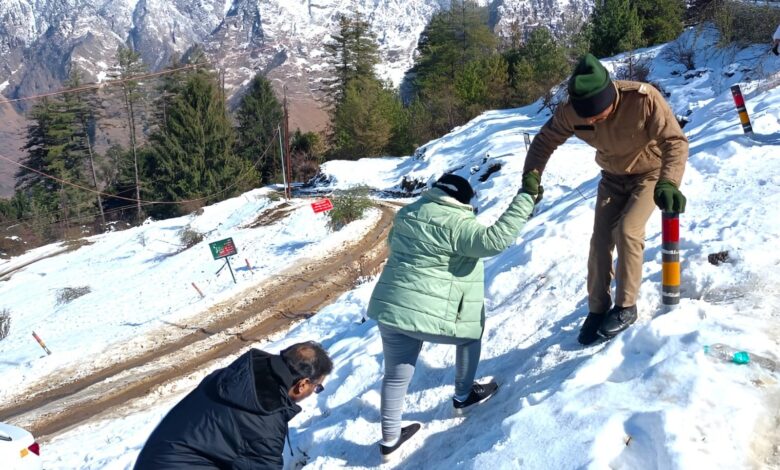 औली में दिखा पुलिस का मानवीय चेहरा